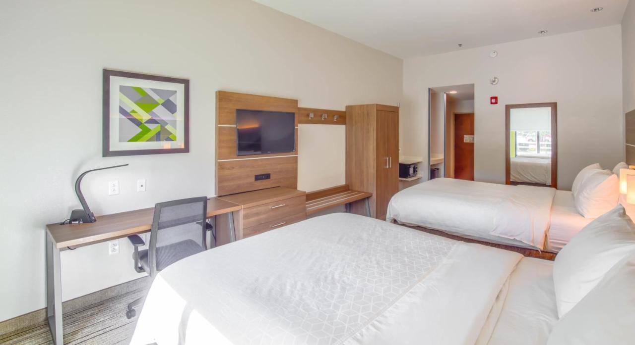 Standard King Room with Mobility Accessible Roll-In Shower,1089060007:JPEG