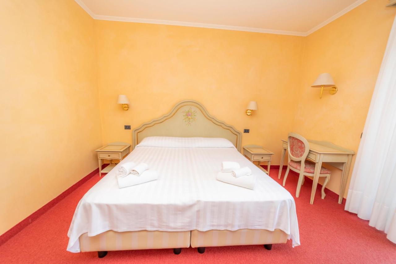 Double or Twin Room Lake View