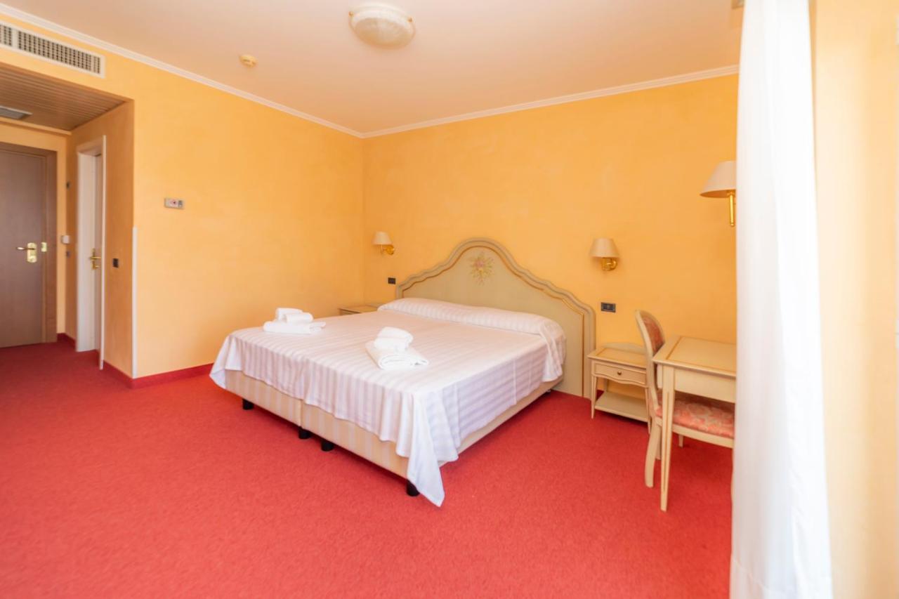 Double or Twin Room Lake View