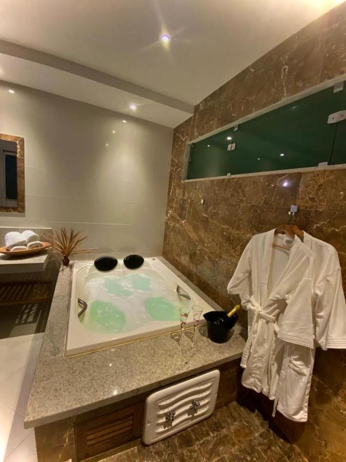 Deluxe Suite Spa Bath