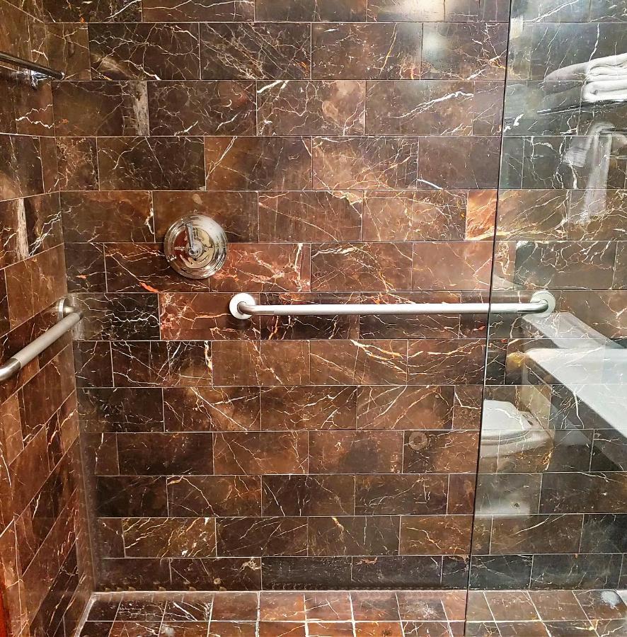 Queen Luxe Room
