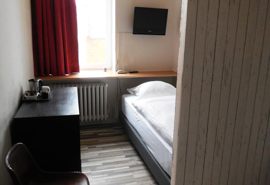 Standard 1 Single Bed Toilett separated on floor