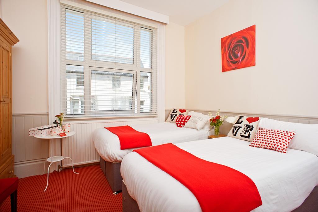 Tweepersoonskamer met 2 Aparte Bedden en Eigen Badkamer