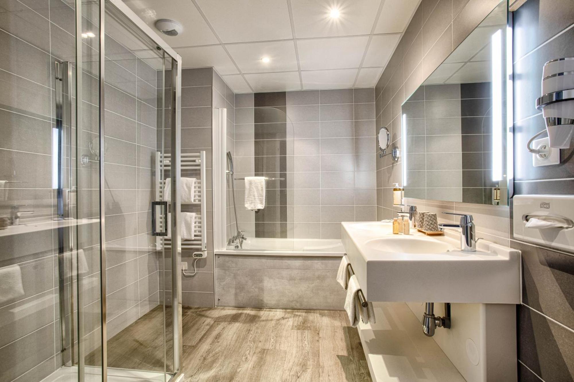Privilege Suite One Double Bed One Sofa Bed