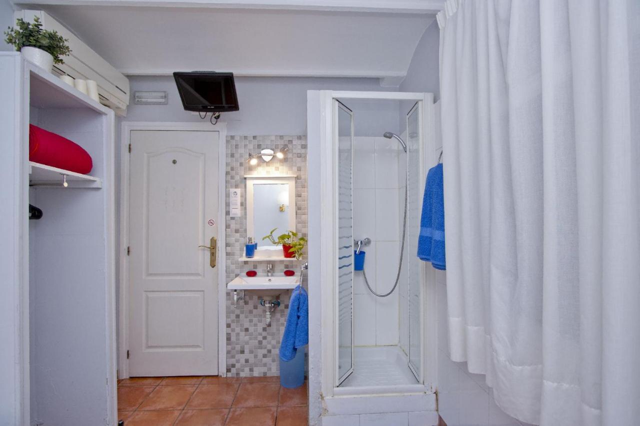 Single Room Private External Bathroom