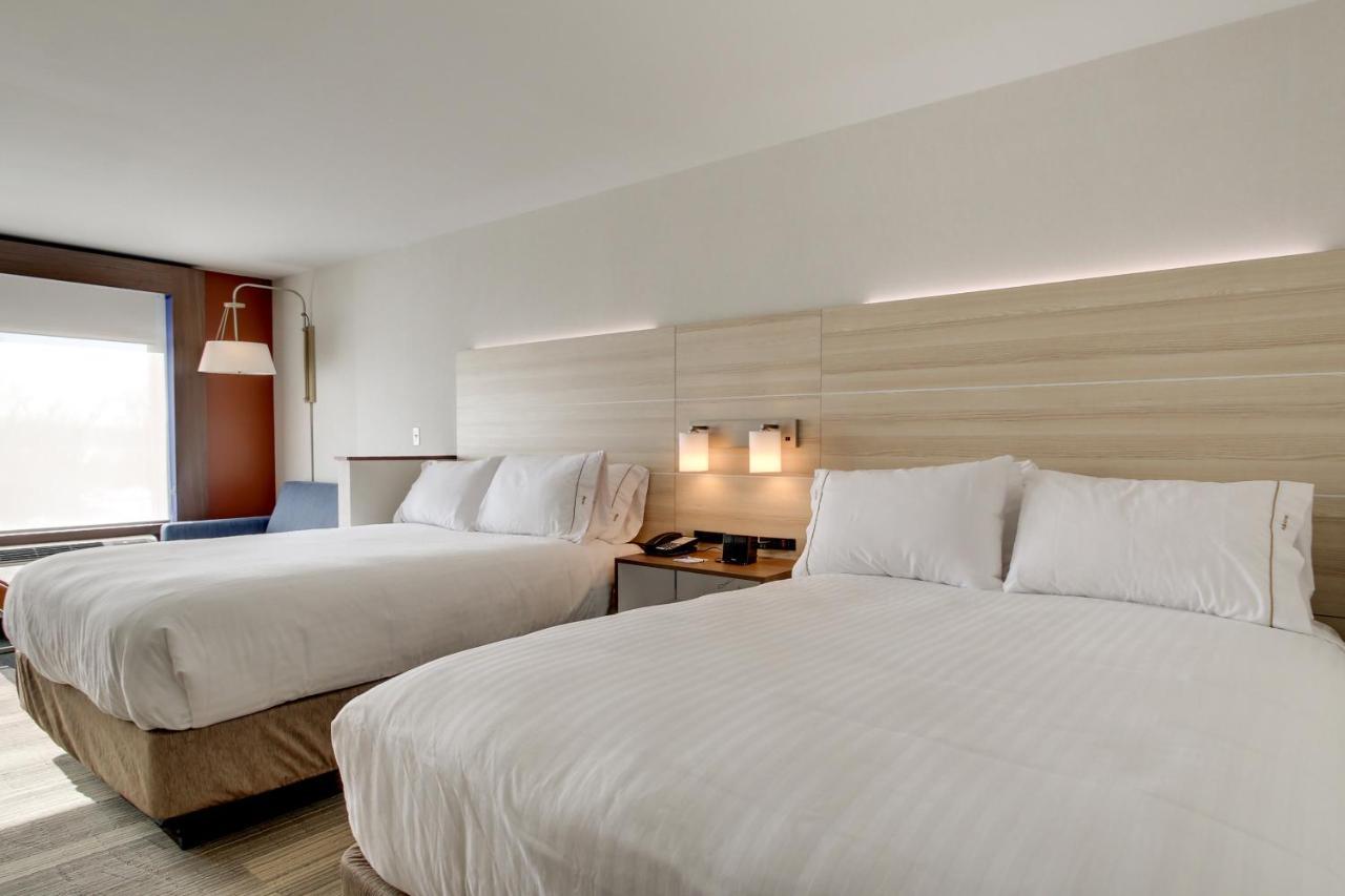 Queen Suite Two Queen Beds