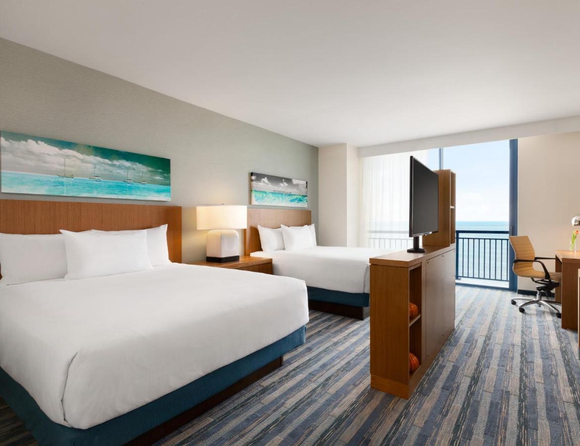 Oceanfront Studio Two Queen Beds Sofa Bed Roll Shower Disability Access
