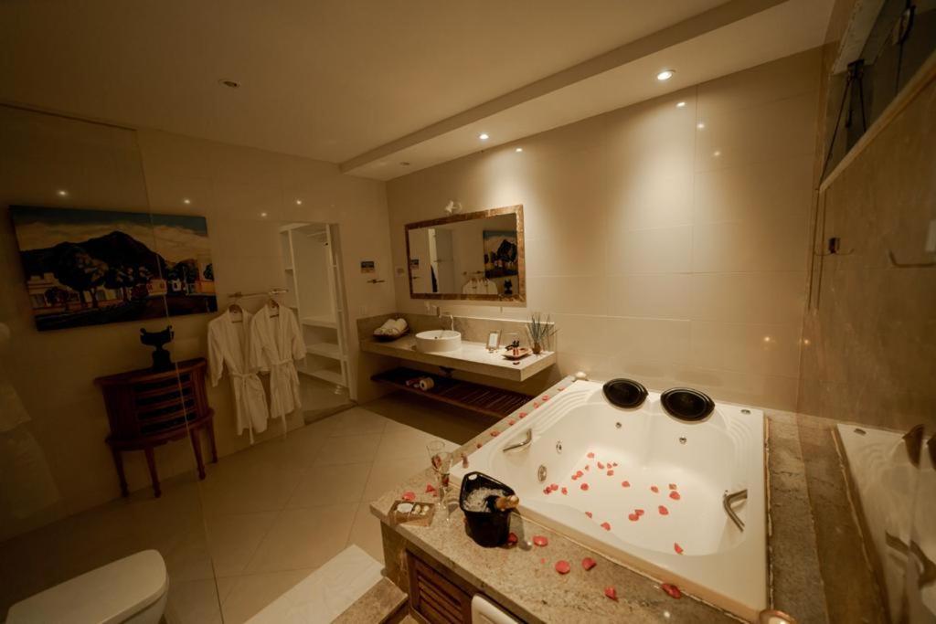 Deluxe Suite Spa Bath