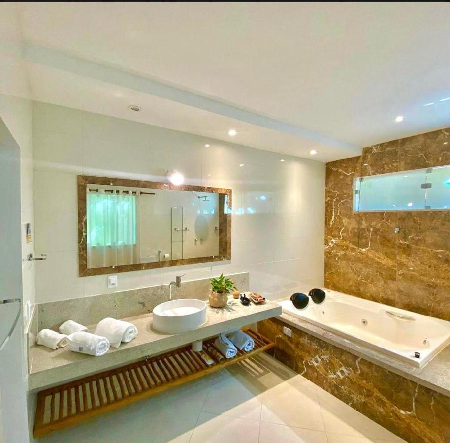 Deluxe Suite Spa Bath