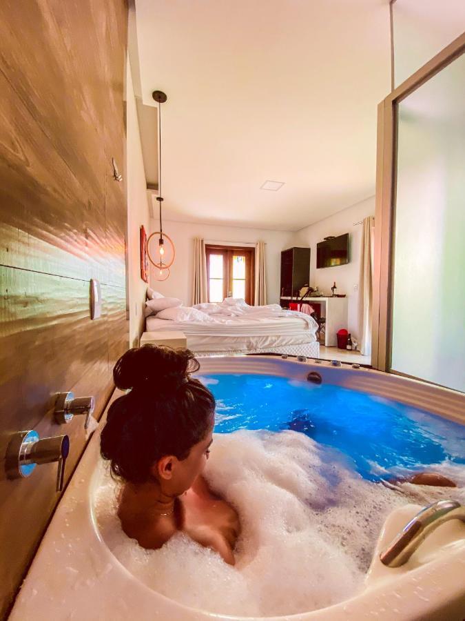 Quarto com Cama King-size e Banheira de Hidromassagem