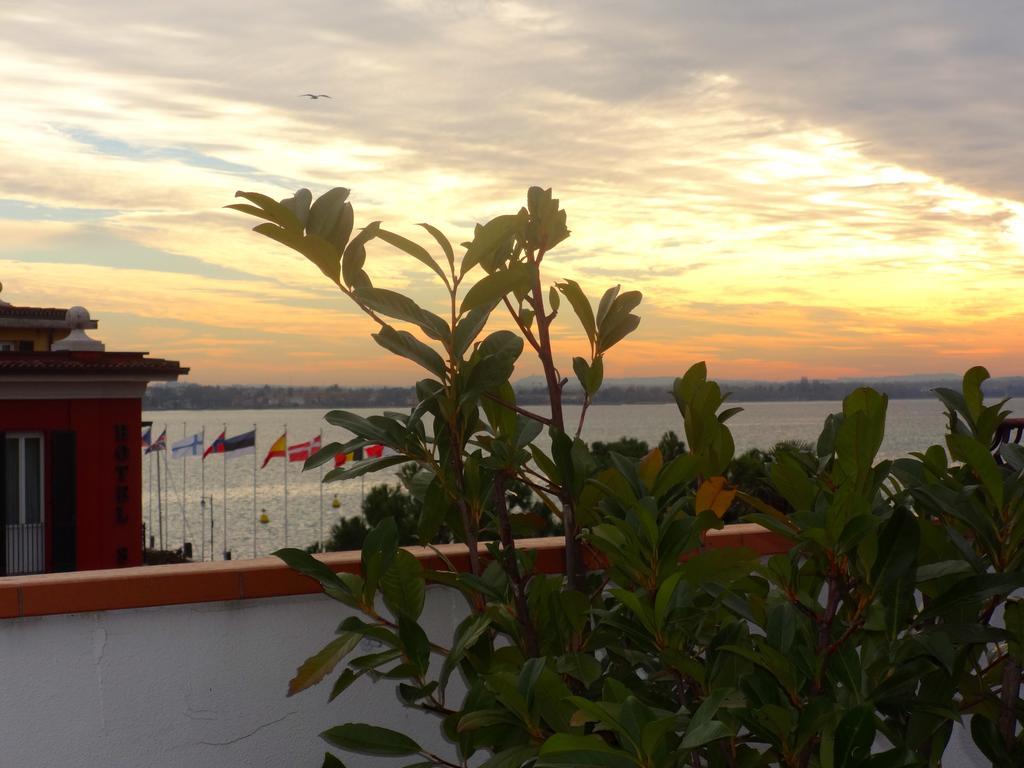 Camera Matrimoniale con Vista Lago e Terrazza