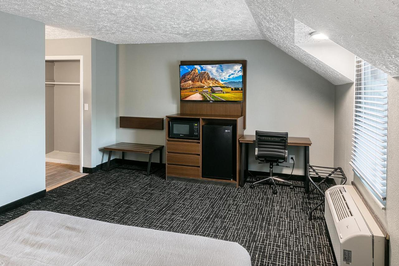 Standard Queen Room