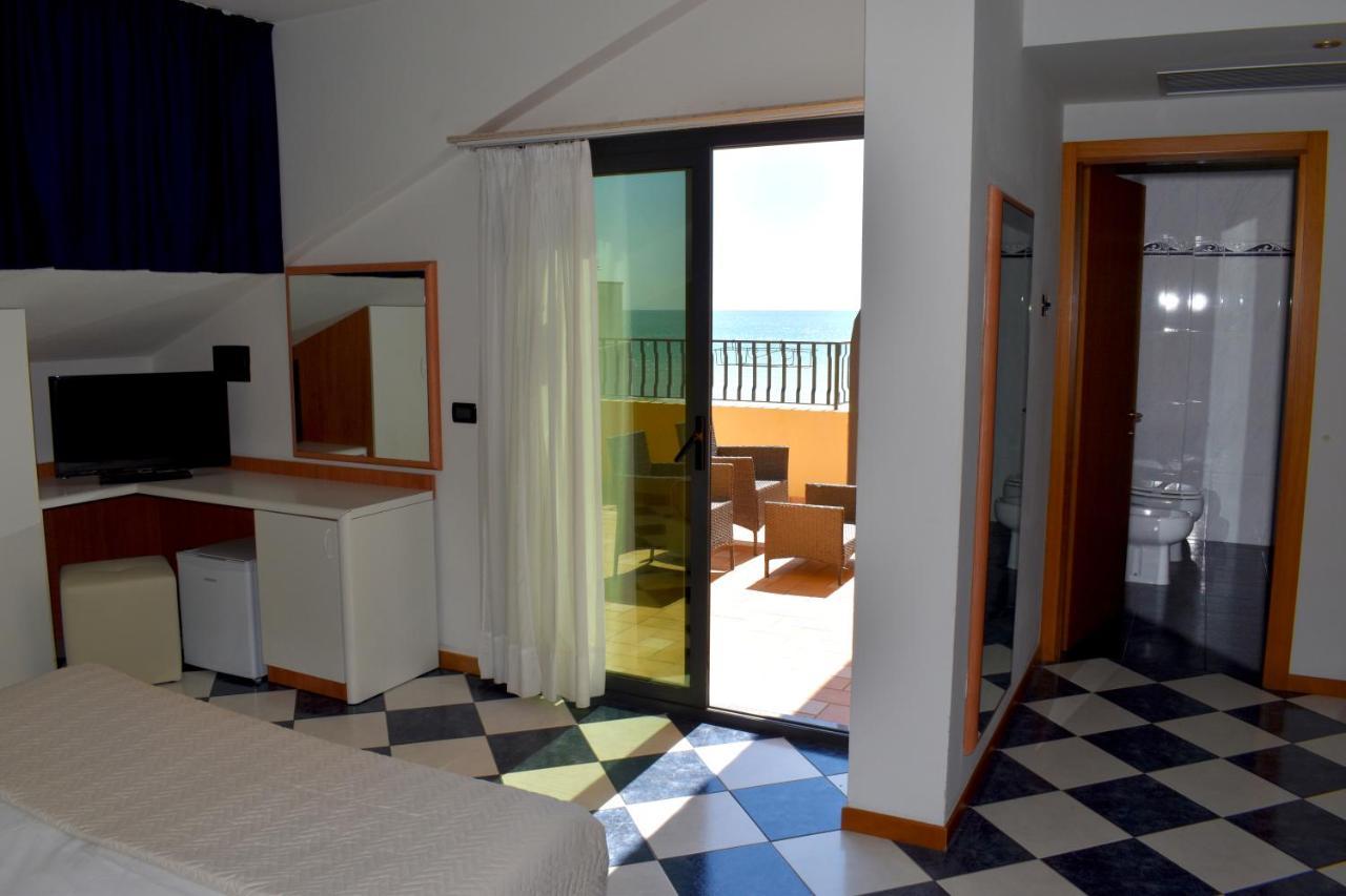 Family Room with Balcony,1409284391:JPEG