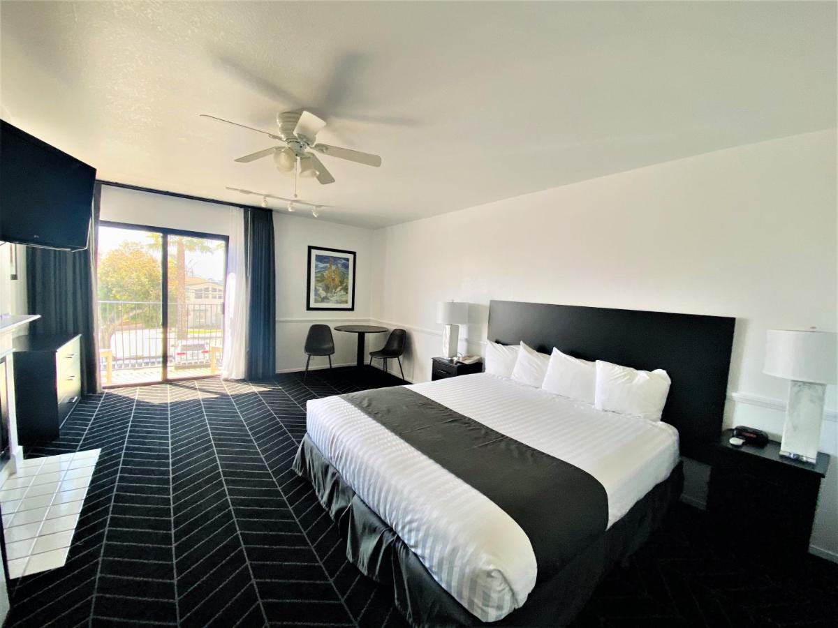 Deluxe Room 1 King Bed fireplace balcony non smoking