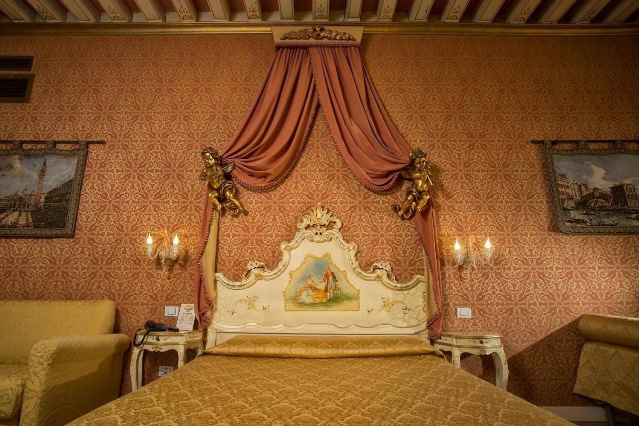Deluxe Double or Twin Room Canal View