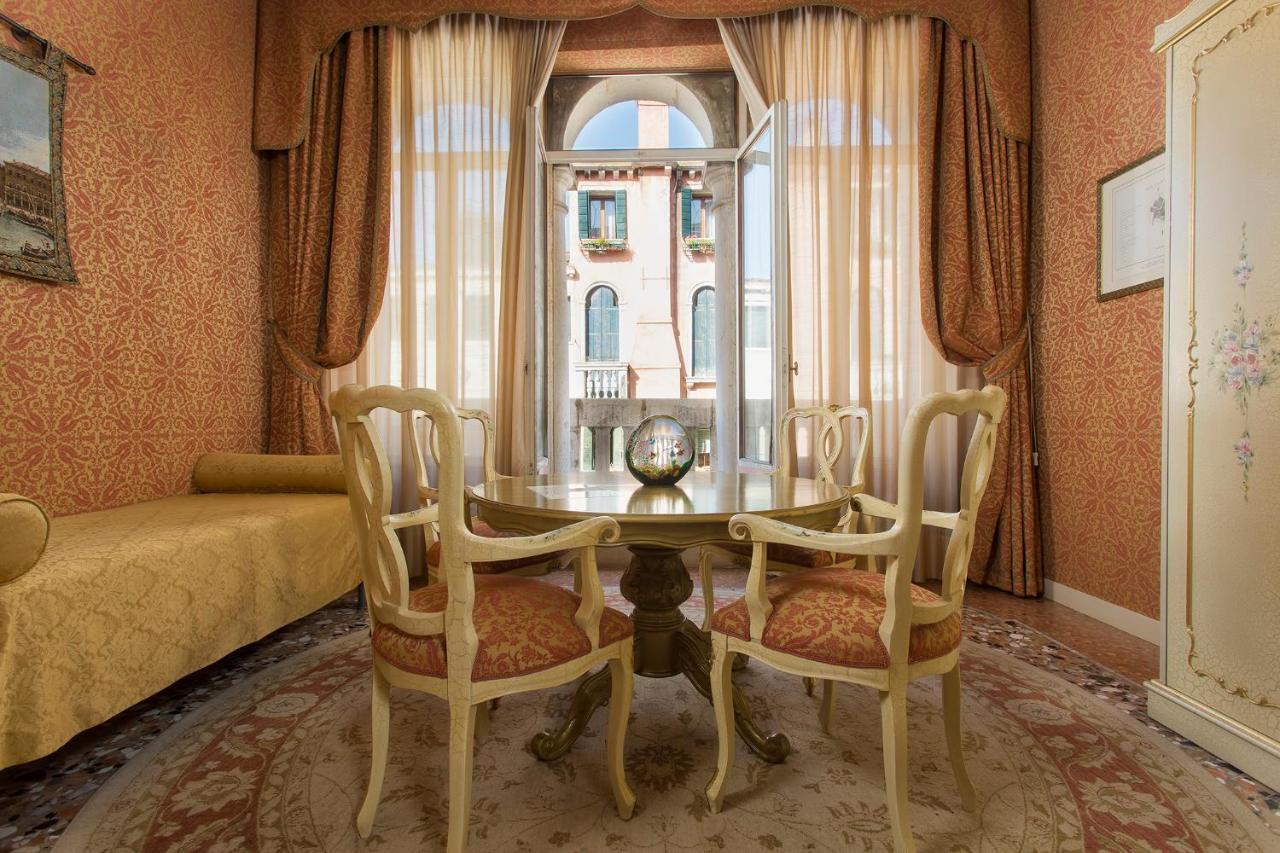 King Suite Balcony Canal View