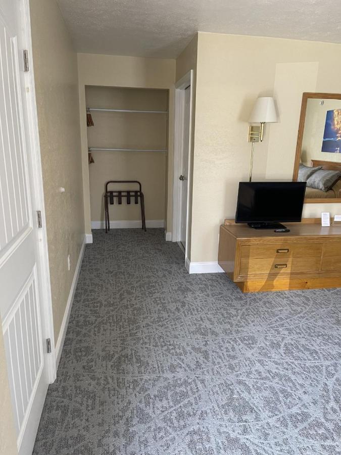 Standard Queen Room Lake View