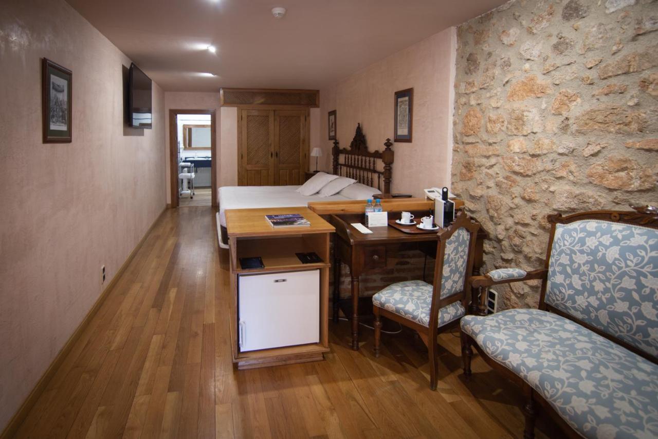 Habitación con cama grande