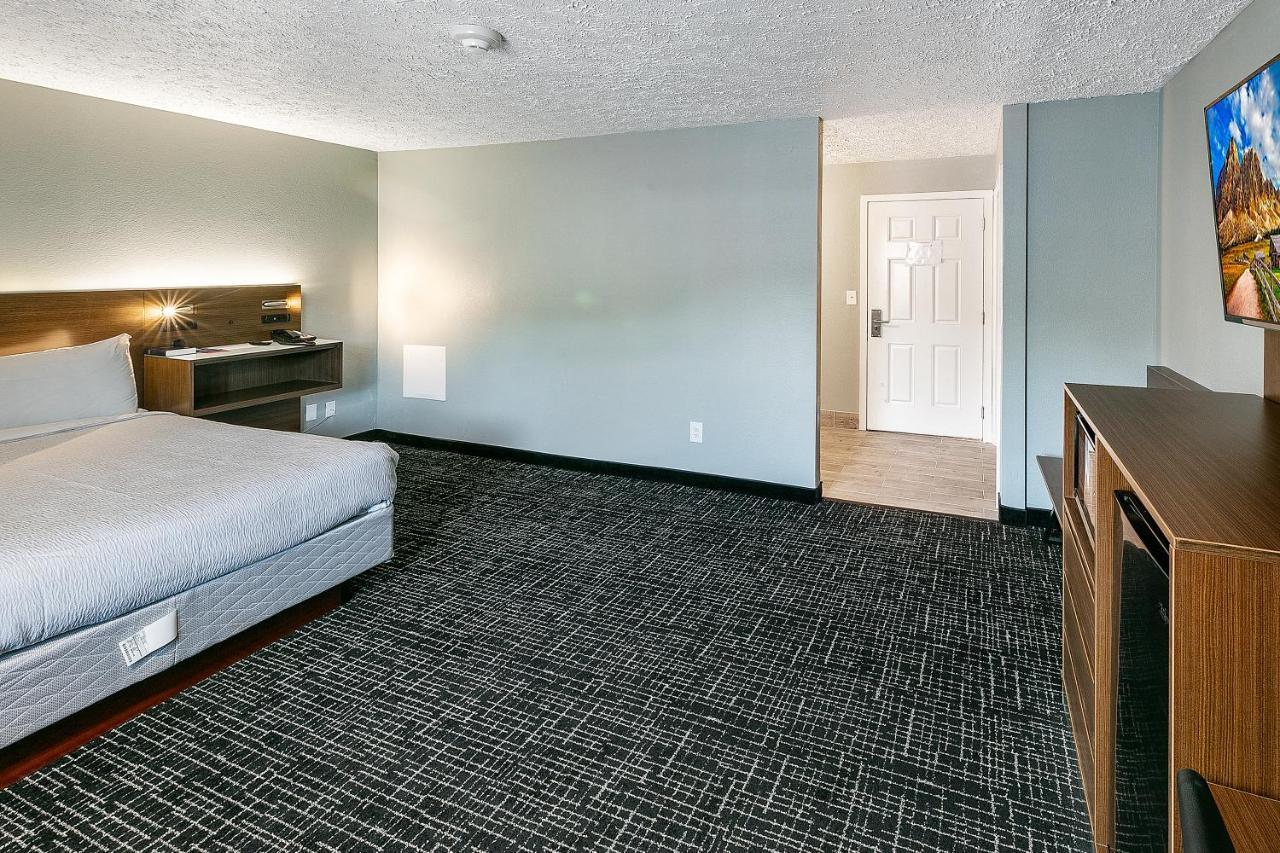Standard Queen Room