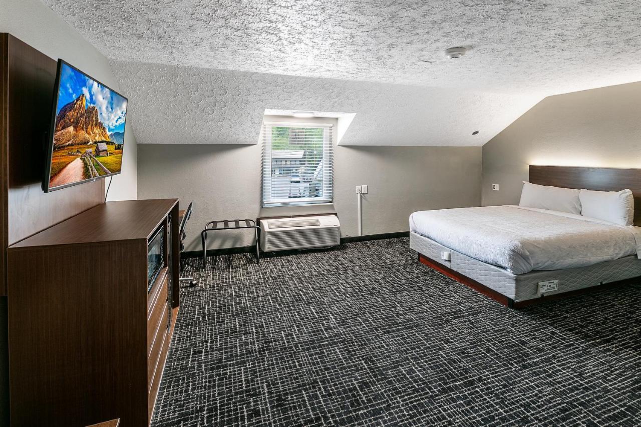 Standard Queen Room
