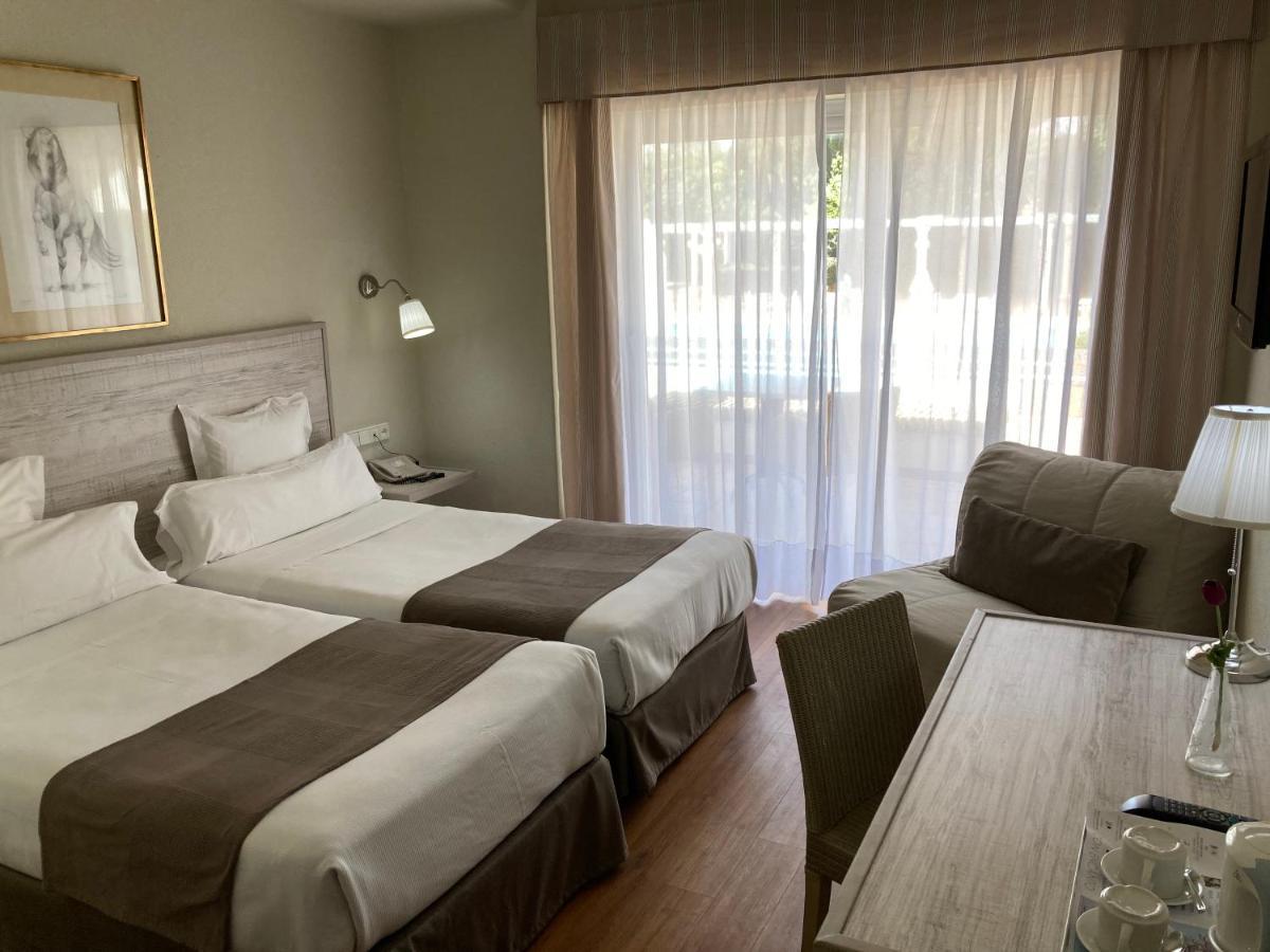 Chambre Double ou Lits Jumeaux avec Lit d'Appoint (2 Adultes + 1 Enfant)