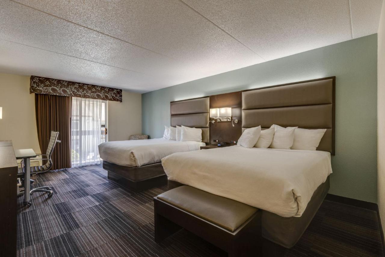 Two Queen Beds Balcony or Patio Complimentary Happy Hour M-Sa,1195945321:JPEG