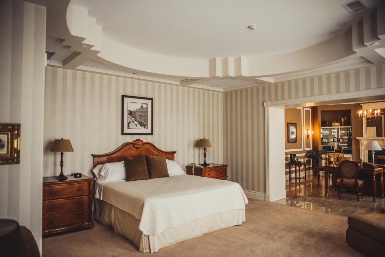 Deluxe Suite Spa Bath
