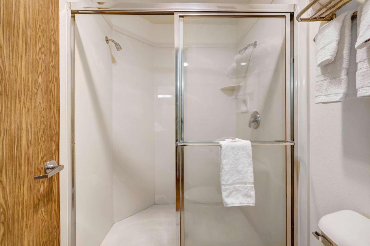 King Room with Roll-in Shower - Disability Access - Non-Smoking