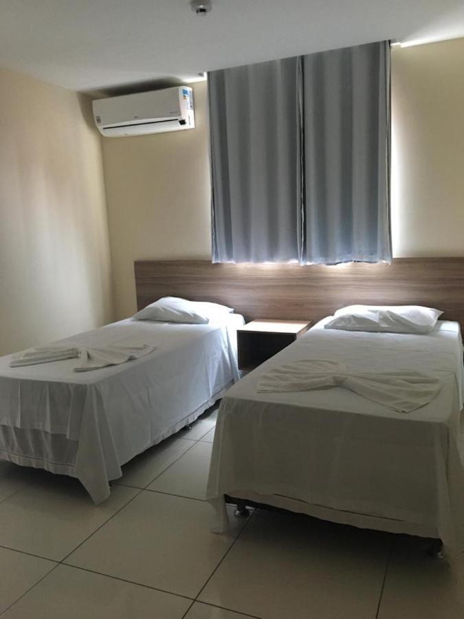 Quarto Grande com 2 Camas de Solteiro