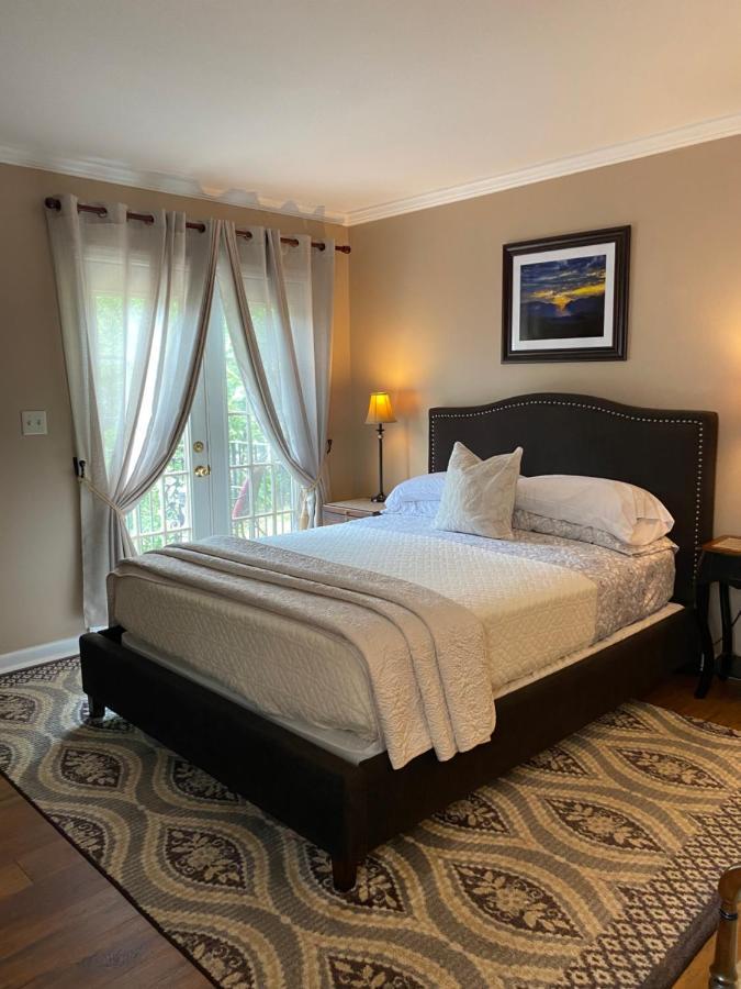 Deluxe Queen Suite Private Balcony