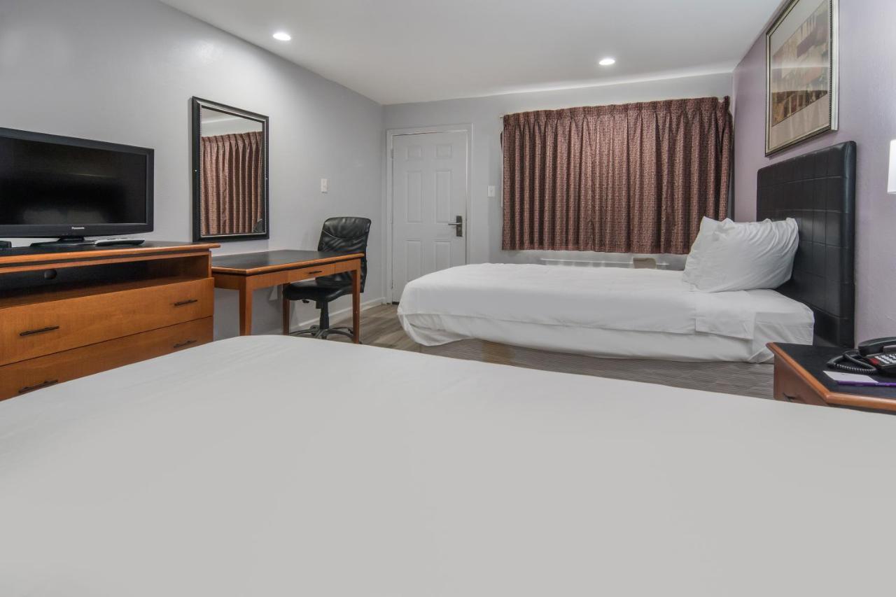 2 Double Beds Non Smoking