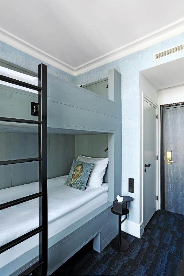 Twin bunk bed