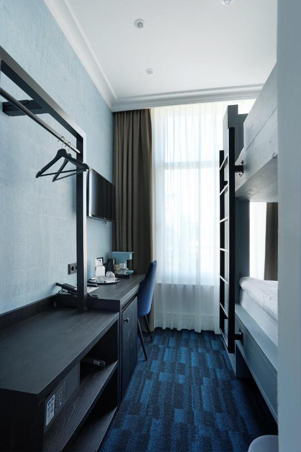 Twin bunk bed