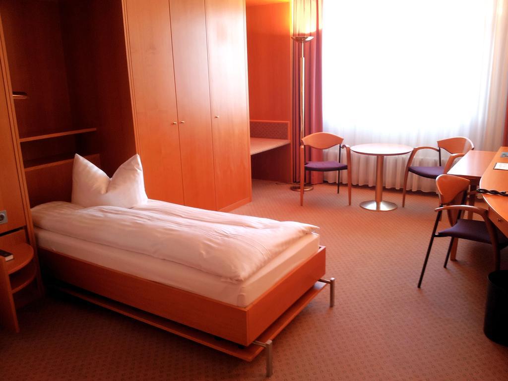 Einzelzimmer mit kleinem Bett