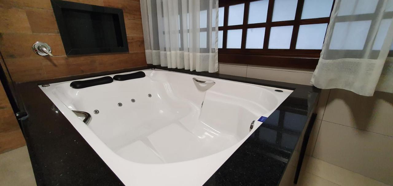 Deluxe Suite Spa Bath