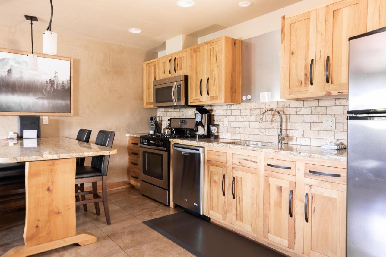 Deschutes River One-Bedroom King Suite