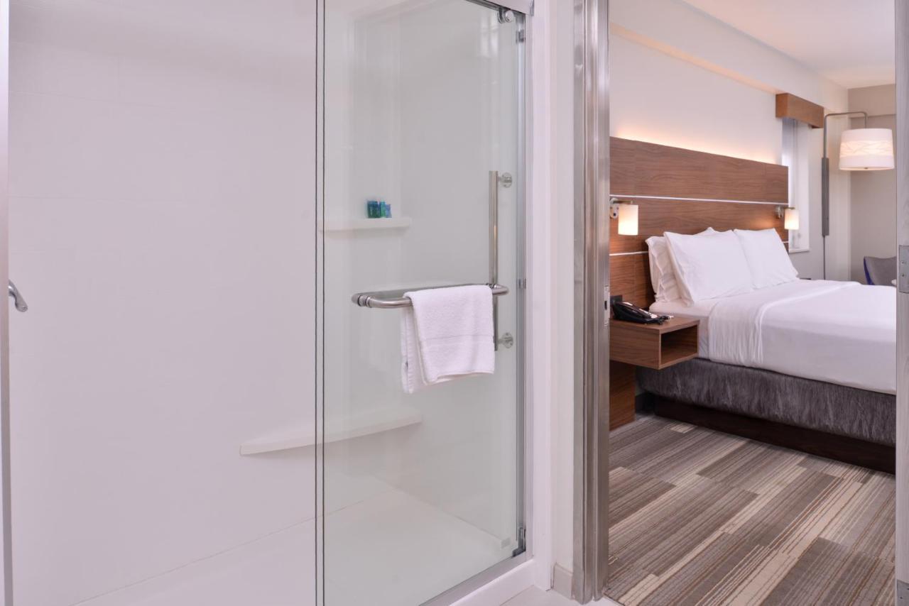 Standard Queen Room Accessible Tub