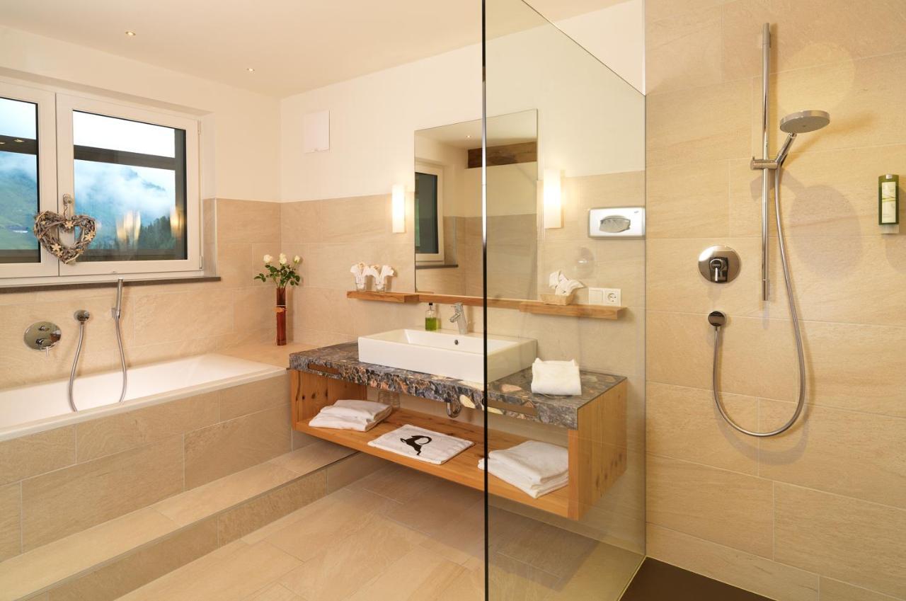 Deluxe Suite Spa Bath