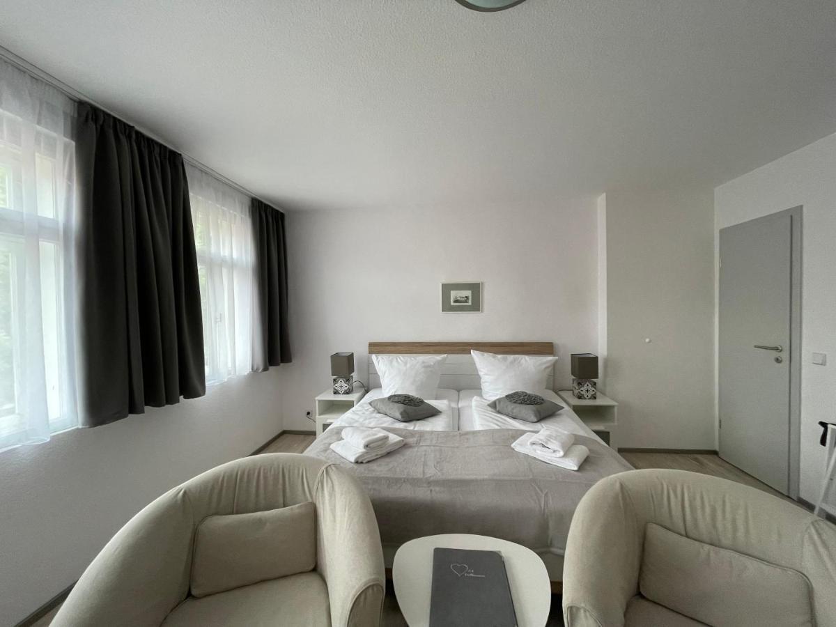 Dreibettzimmer mit Dusche