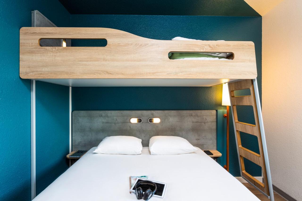 Room One Queen Bed One Bunk Bed