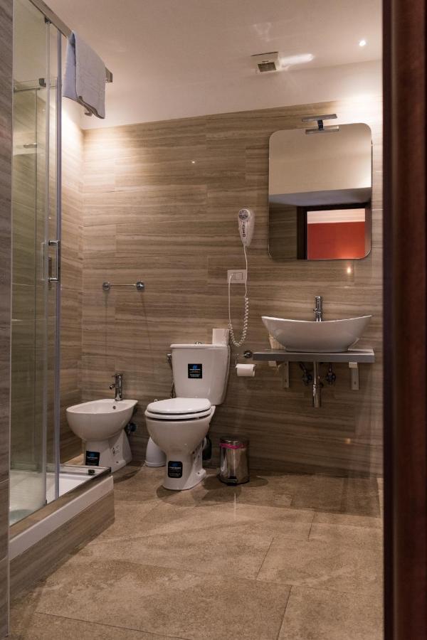 Family Room Private Bathroom