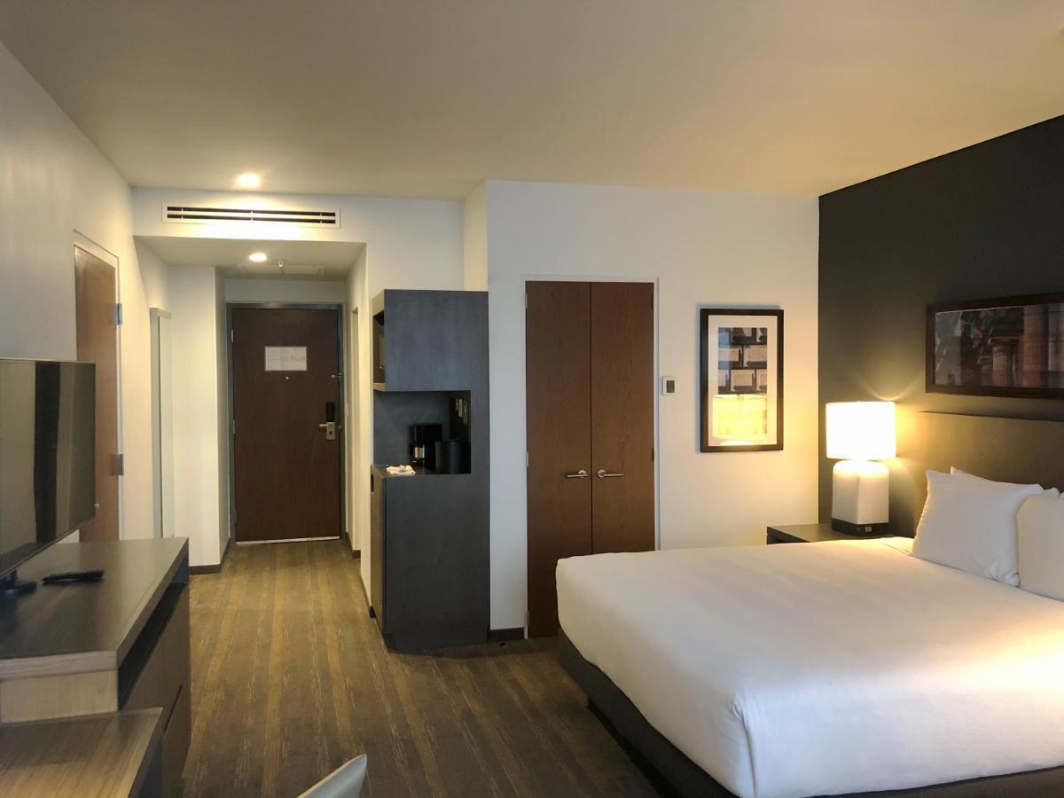 King Room with Roll-In Shower - Disability Access