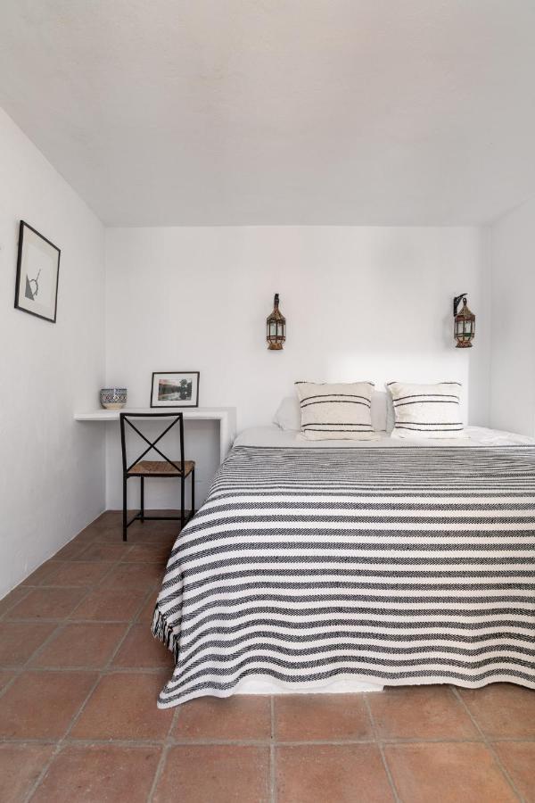 Large Double Room private external bathroom SR7