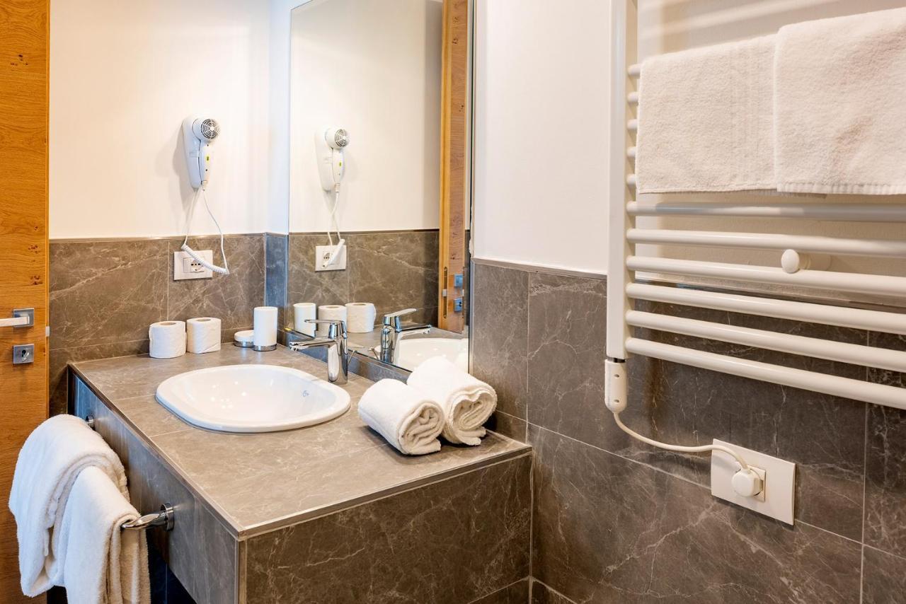 Deluxe One-Bedroom Apartment