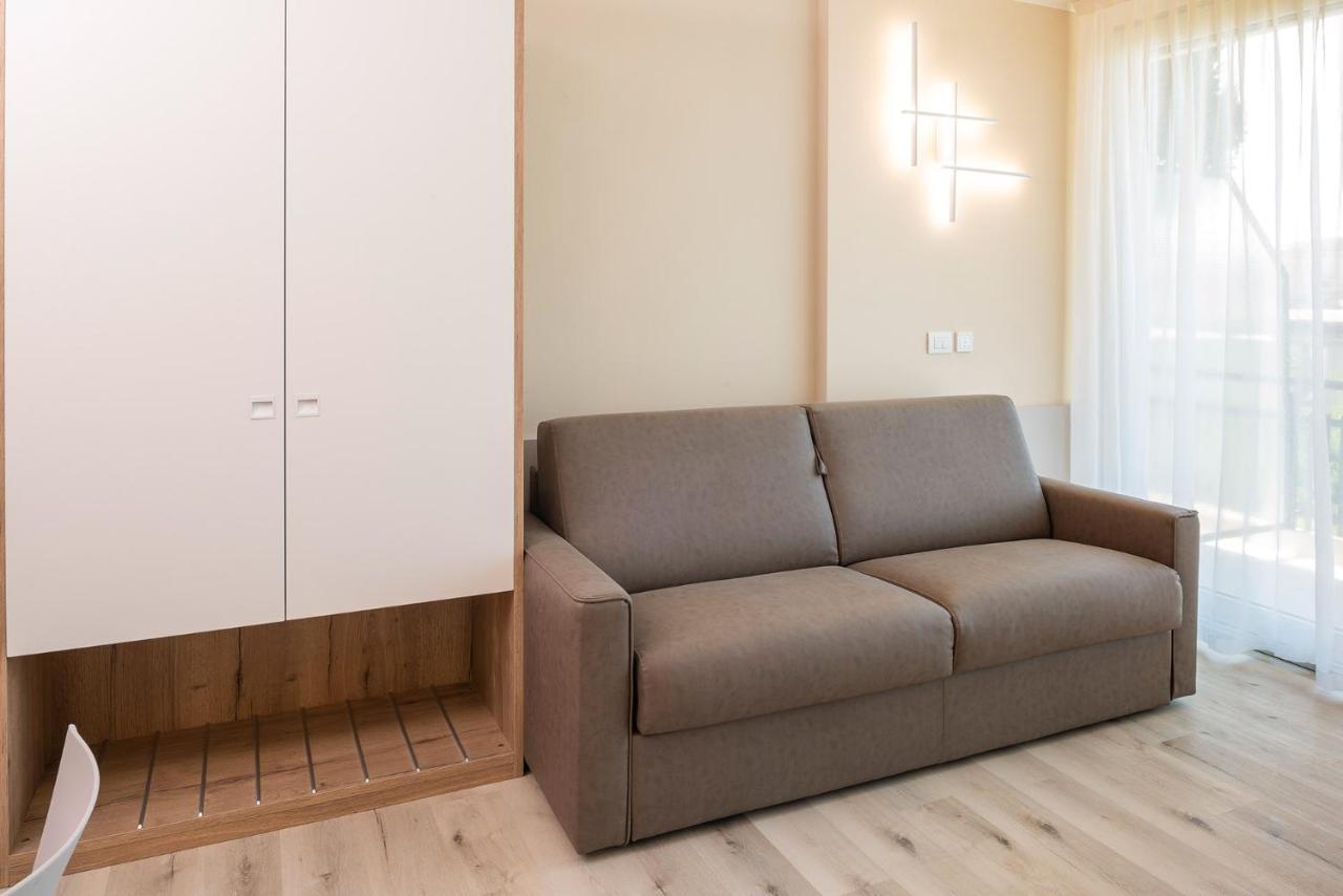 Deluxe One-Bedroom Apartment