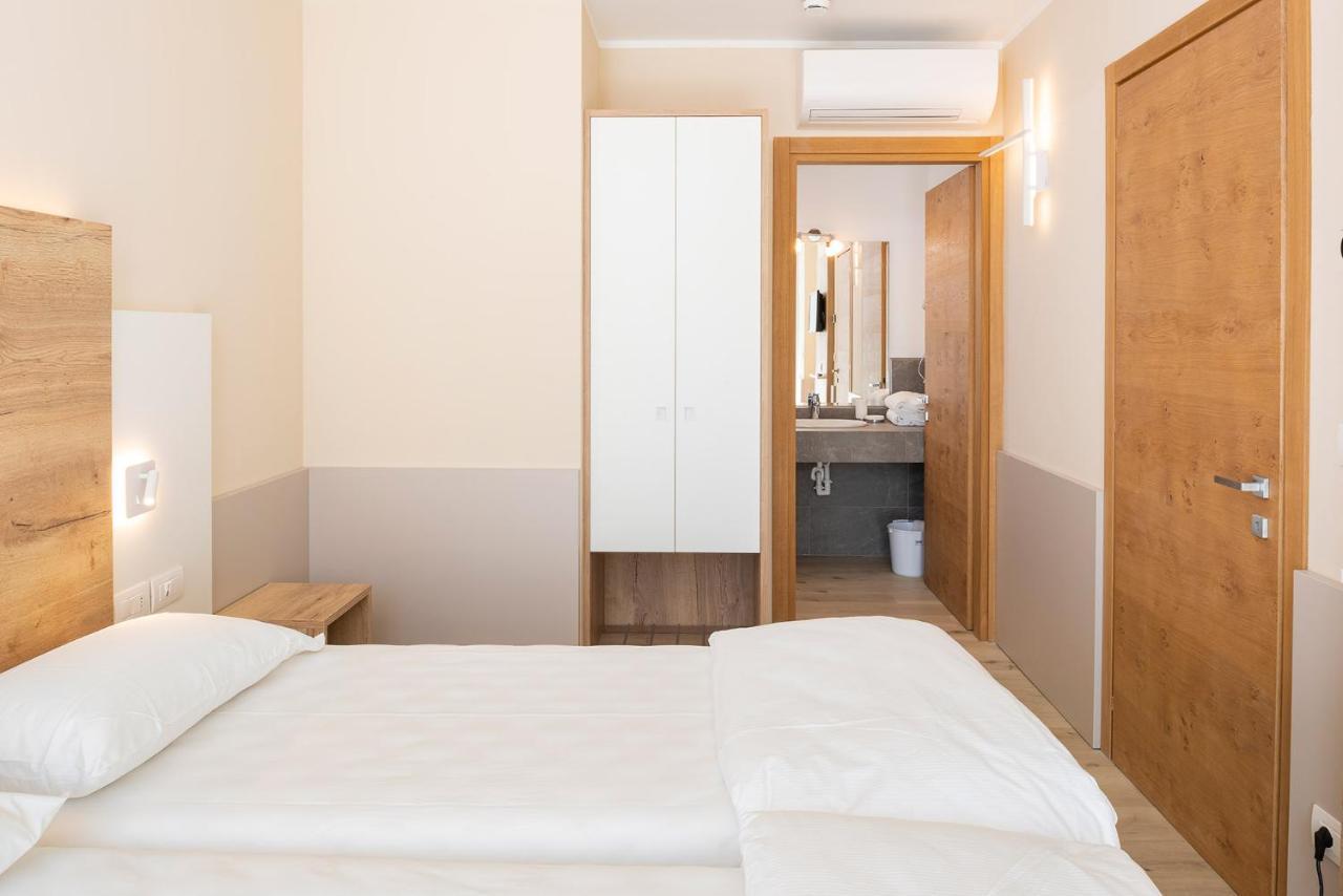 Deluxe One-Bedroom Apartment