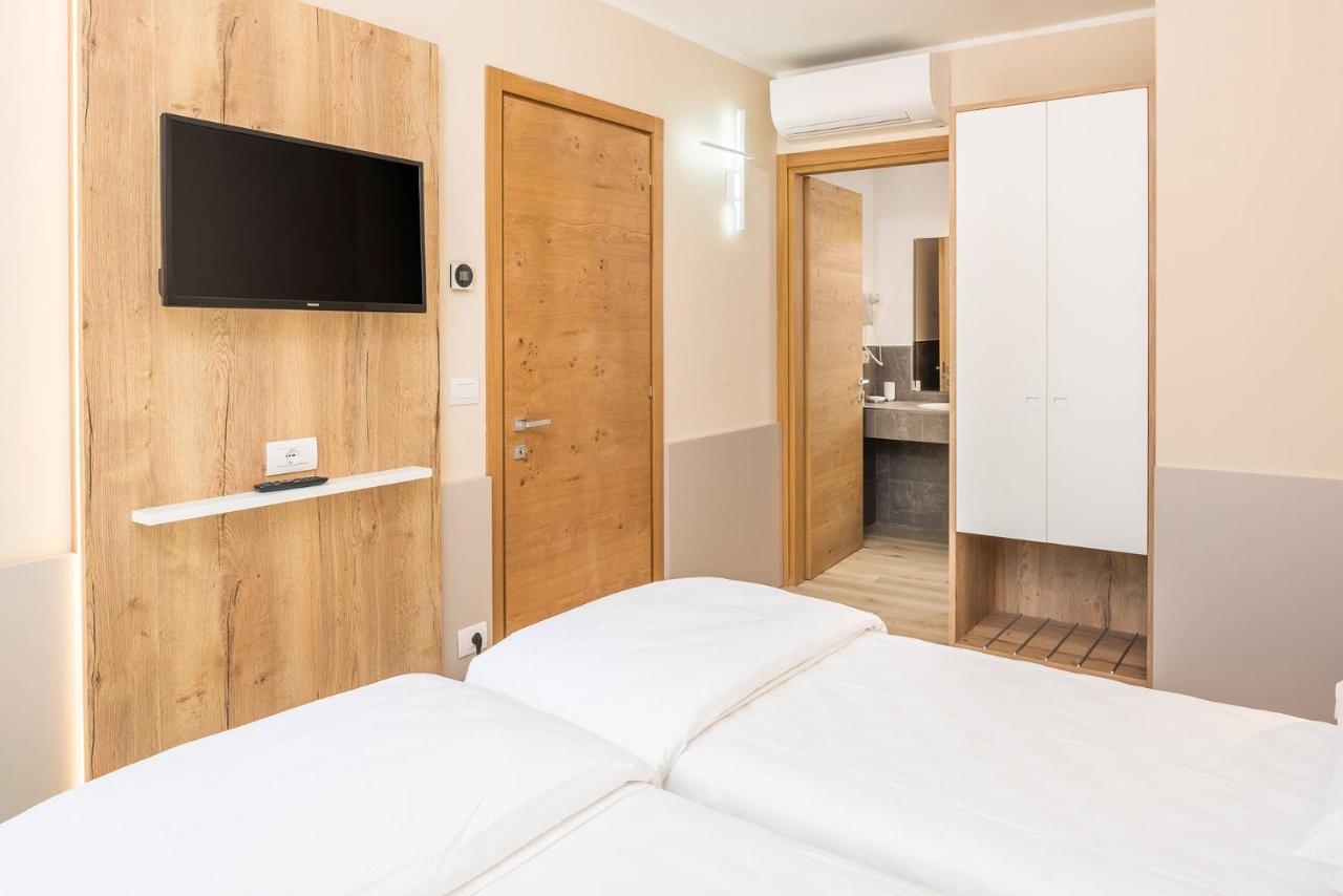 Deluxe One-Bedroom Apartment