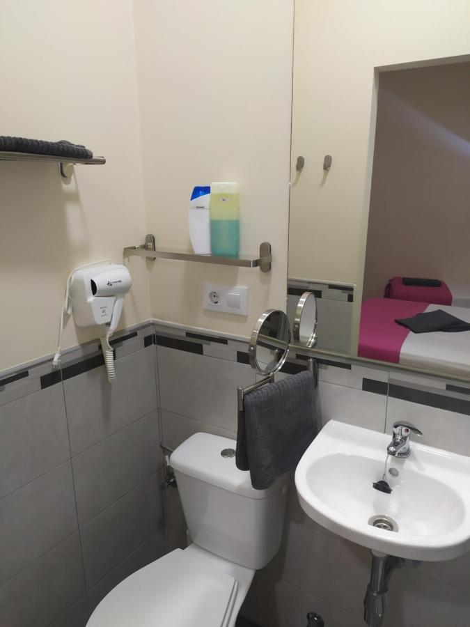 Family Room with Private Bathroom (3 Adults),1129447815:JPEG