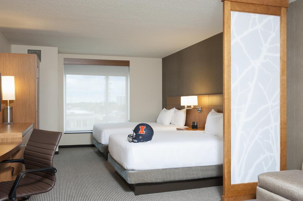 Queen Room with Two Queen Beds and Sofa Bed - High Floor