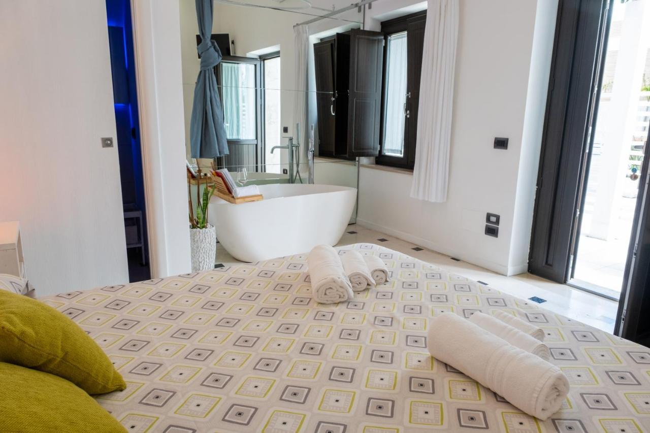 Deluxe Double Room Bath